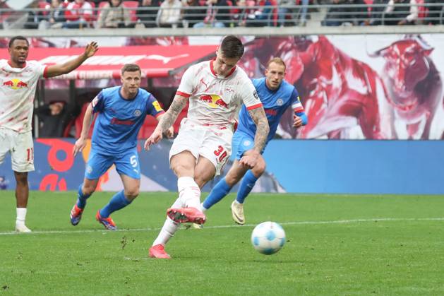 19 04 2025, xgox, Fussball 1 Bundesliga, RB Leipzig Holstein Kiel emspor, v l Benjamin Sesko Leipzig, 30 scores from the penalty spot to 1 1 DFL DFB REGULATIONS PROHIBIT ANY USE OF PHOTOGRAPHS as IMAGE SEQUENCES and or QUASI VIDEO Leipzig
