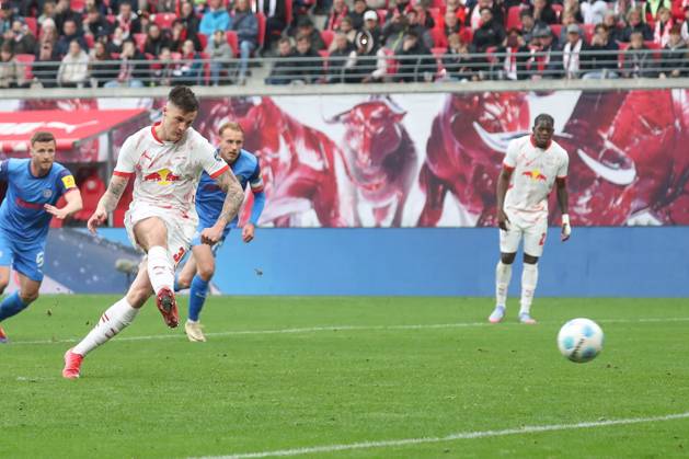 19 04 2025, xgox, Fussball 1 Bundesliga, RB Leipzig Holstein Kiel emspor, v l Benjamin Sesko Leipzig, 30 scores from the penalty spot to 1 1 DFL DFB REGULATIONS PROHIBIT ANY USE OF PHOTOGRAPHS as IMAGE SEQUENCES and or QUASI VIDEO Leipzig