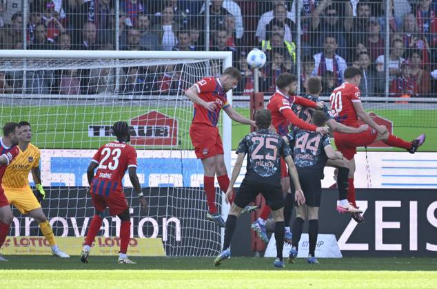 Penalty area scene, goal area scene header duel duel action Patrick Mainka 1 FC Heidenheim 1846 FCH 06 1 FC Heidenheim 1846 FCH vs FC Bayern Muenchen FCB 19 04 2025 DFL REGULATIONS PROHIBIT ANY USE OF PHOTOGRAPHS AS IMAGE SEQUENCES AND OR QUASI VIDEO 1 FC Heidenheim 1846 FCH vs FC Bayern Muenchen FCB