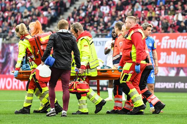 Soccer I Men I Season 2024 2025 I Bundesliga I Matchday 30 I RB Leipzig Holstein Kiel I 19 04 2025 Peter Gulacsi 1, RB Leipzig has to be transported out of the stadium on a stretcher after the collision Leipzig Red Bull Arena Saxony Germany Copyright: xLobeca InesxHähnelx