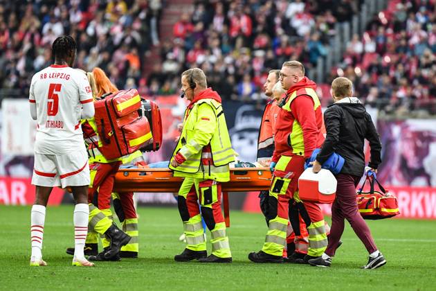 Soccer I Men I Season 2024 2025 I Bundesliga I Matchday 30 I RB Leipzig Holstein Kiel I 19 04 2025 Peter Gulacsi 1, RB Leipzig is transported from the stadium on a stretcher by paramedics after the collision Leipzig Red Bull Arena Saxony Germany Copyright: xLobeca InesxHähnelx