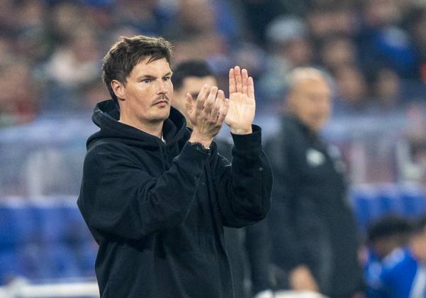 Merlin Polzin Hamburger SV, Coach applauds his team 19 04 2025, Football, FC Schalke 04 Hamburger SV, 2 Fußball Bundesliga, 30 Spieltag, Veltins Arena Gelsenkirchen, Saison 2024 2025 DFB regulations prohibit any use of photographs as image sequences and or quasi video Copyright: HMBxMedia xMarcoxBader