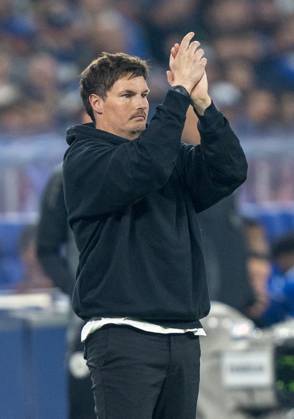 Merlin Polzin Hamburger SV, Coach applauds his team 19 04 2025, Football, FC Schalke 04 Hamburger SV, 2 Fußball Bundesliga, 30 Spieltag, Veltins Arena Gelsenkirchen, Saison 2024 2025 DFB regulations prohibit any use of photographs as image sequences and or quasi video Copyright: HMBxMedia xMarcoxBader
