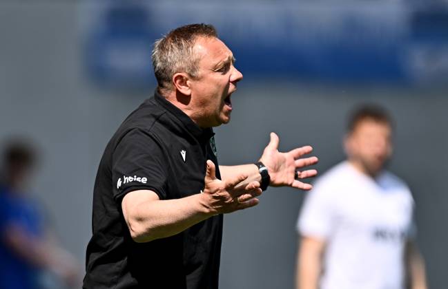20 04 2025, xfux, Fussball 2 Bundesliga, SV Darmstadt 98 Hannover 96 v l Trainer Andre Breitenreiter Hannover 96 enttaeuscht, enttaeuscht schauend, dissapointed gibt Anweisungen, gestikuliert, mit den Armen gestikulieren gives instructions, gesticulate, gesticolando DFL DFB REGULATIONS PROHIBIT ANY USE OF PHOTOGRAPHS as IMAGE SEQUENCES and or QUASI VIDEO Licensing of this image to and or by SV Darmstadt 1898 e V and subsidiaries is not permitted No release of or sale to SV Darmstadt 1898 e V Darmstadt