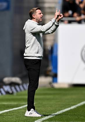 20 04 2025, xfux, Fussball 2 Bundesliga, SV Darmstadt 98 Hannover 96 v l Trainer Florian Kohfeldt SV Darmstadt 98 gibt Anweisungen, gestikuliert, mit den Armen gestikulieren gives instructions, gesticulate, gesticolando DFL DFB REGULATIONS PROHIBIT ANY USE OF PHOTOGRAPHS as IMAGE SEQUENCES and or QUASI VIDEO Licensing of this image to and or by SV Darmstadt 1898 e V and subsidiaries is not permitted No release of or sale to SV Darmstadt 1898 e V Darmstadt