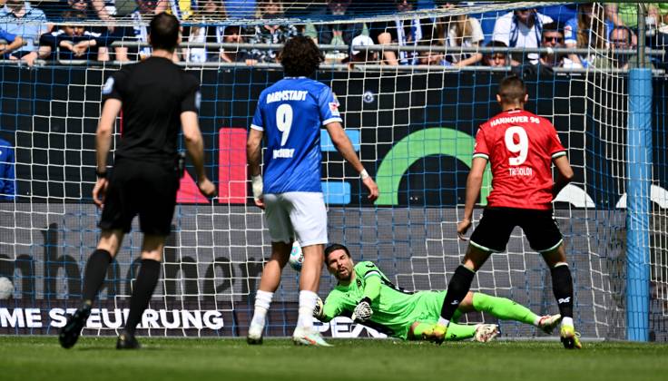 20 04 2025, xfux, Fussball 2 Bundesliga, SV Darmstadt 98 Hannover 96 v l Fraser Hornby SV Darmstadt 98 , Ron Robert Ron Robert Zieler Hannover 96 , Nicola Tresoldi Hannover 96 DFL DFB REGULATIONS PROHIBIT ANY USE OF PHOTOGRAPHS as IMAGE SEQUENCES and or QUASI VIDEO Licensing of this image to and or by SV Darmstadt 1898 e V and subsidiaries is not permitted No release of or sale to SV Darmstadt 1898 e V Darmstadt