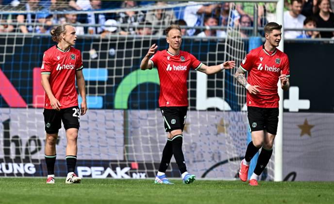 20 04 2025, xfux, Fußball 2 Bundesliga, SV Darmstadt 98 Hannover 96 v l Lars Gindorf Hannover 96 , Havard Nielsen Hannover 96 enttaeuscht, enttaeuscht schauend, dissapointed gibt Anweisungen, gestikuliert, mit den Armen gestikulieren gives instructions, gesticulate, gesticolando DFL DFB REGULATIONS PROHIBIT ANY USE OF PHOTOGRAPHS as IMAGE SEQUENCES and or QUASI VIDEO Licensing of this image to and or by SV Darmstadt 1898 e V and subsidiaries is not permitted No release of or sale to SV Darmstadt 1898 e V Darmstadt