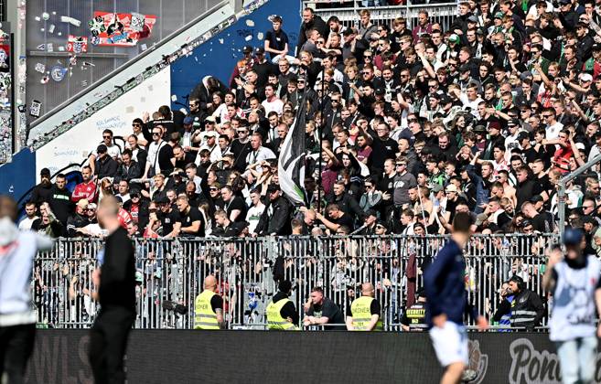20 04 2025, xfux, Fussball 2 Bundesliga, SV Darmstadt 98 Hannover 96 v l Fans Hannover 96 Fan Fanblock Ultras Fan Stimmung Emotionen enttaeuscht, enttaeuscht schauend, dissapointed DFL DFB REGULATIONS PROHIBIT ANY USE OF PHOTOGRAPHS as IMAGE SEQUENCES and or QUASI VIDEO Licensing of this image to and or by SV Darmstadt 1898 e V and subsidiaries is not permitted No release of or sale to SV Darmstadt 1898 e V Darmstadt