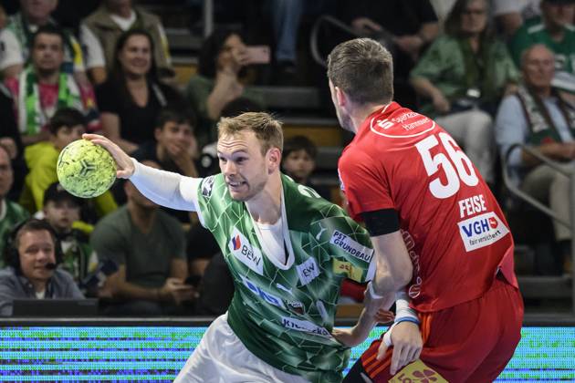 in the picture from l Mathias Gidsel Fuechse Berlin, 19 , Hannes Feise TSV Hannover Burgdorf, 56 , duel, action, fight, fights for the ball, GER, Berlin, Handball, Fuechse Berlin vs TSV Hannover Burgdorf, DAIKIN Handball Bundesliga, in the Max Schmeling Halle, 20 04 2025, Copyright: HMBxMedia UwexKoch