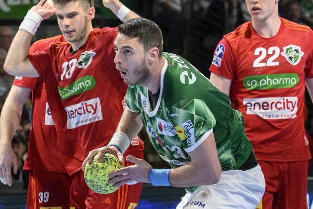in the picture from l Mijajlo Marsenic Fuechse Berlin, 93 , duel, action, fight, fights for the ball, GER, Berlin, handball, Fuechse Berlin vs TSV Hannover Burgdorf, DAIKIN Handball Bundesliga, in the Max Schmeling Halle, 20 04 2025, Copyright: HMBxMedia UwexKoch