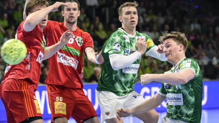 in the picture from l Nils Lichtlein Fuechse Berlin, 17 , goal, duel, action, fight, fights for the ball, GER, Berlin, handball, Fuechse Berlin vs TSV Hannover Burgdorf, DAIKIN Handball Bundesliga, in the Max Schmeling Halle, 20 04 2025, Copyright: HMBxMedia UwexKoch