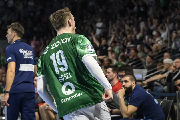 in the picture from l Mathias Gidsel Fuechse Berlin, 19 , cheers to the audience, goal, hit, cheer, goal celebration, joy, enthusiasm, celebrates, GER, Berlin, handball, Fuechse Berlin vs TSV Hannover Burgdorf, DAIKIN Handball Bundesliga, in the Max Schmeling Halle, 20 04 2025, Copyright: HMBxMedia UwexKoch