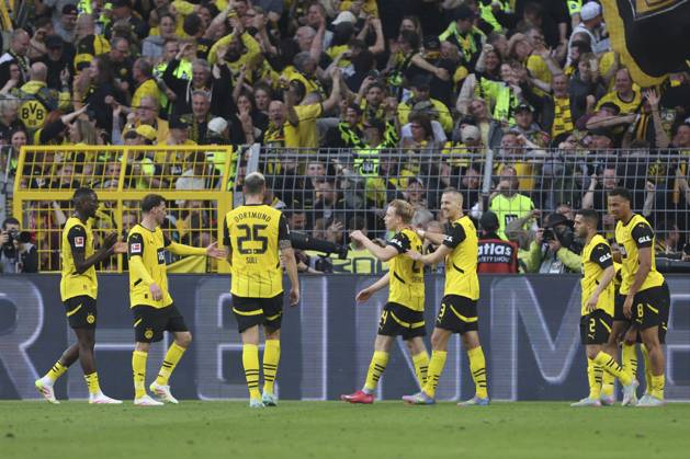 Daniel Svensson Borussia Dortmund celebrates after scoring his team s third goal with teammates during the Bundesliga match between Borussia Dortmund and Borussia Mönchengladbach, SIGNAL IDUNA PARK on April 20, 2025 in Dortmund, Germany, Germany Photo by Oliver Kaelke DeFodi Images Daniel Svensson Borussia Dortmund celebrates after scoring his team s third goal with teammates during the Bundesliga match between Borussia Dortmund and Borussia Mönchengladbach at Signal Iduna Park on April 20, 2025 in Dortmund, Germany Photo by Oliver Kaelke DeFodi Images DFL regulations prohibit any use of photographs as image sequences and or quasi video Photo by Oliver Kaelke DeFodi Images