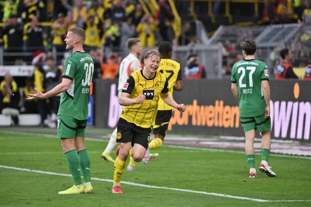 Cheers 3 1 Daniel Svensson Borussia Dortmund 20 04 2025, Football 1 Bundesliga, Matchday 30, Season 2024 2025 Borussia Dortmund Borussia Mönchengladbach Photo Maik Hölter Team2 DFL regulations prohibit any use of photographs as image sequences and or quasi video Dortmund Signal Iduna Park Nordrhein Westfalen Germany Team2