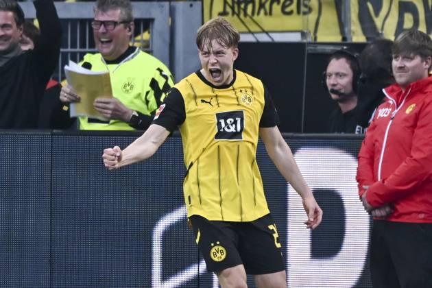 Daniel Svensson Dortmund 24 cheers after scoring 3 1 20 04 2025 Soccer Borussia Dortmund vs Borussia Moenchengladbach, Signal Iduna Park, Dortmund, DFB DFL REGULATIONS PROHIBIT ANY USE OF PHOTOGRAPHS AS IMAGE SEQUENCES AND OR QUASI VIDEO Copyright: xpepphotox xHorstxMauelshagenx pep00321, pep_20250420_hm_10416