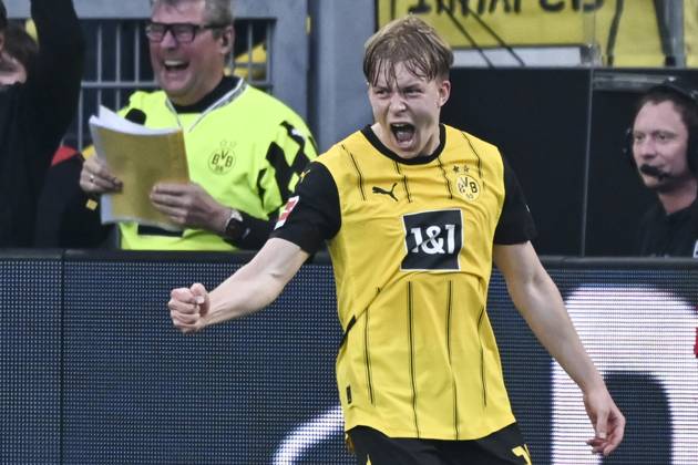 Daniel Svensson Dortmund 24 cheers after scoring 3 1 20 04 2025 Soccer Borussia Dortmund vs Borussia Moenchengladbach, Signal Iduna Park, Dortmund, DFB DFL REGULATIONS PROHIBIT ANY USE OF PHOTOGRAPHS AS IMAGE SEQUENCES AND OR QUASI VIDEO Copyright: xpepphotox xHorstxMauelshagenx pep00321, pep_20250420_hm_10416