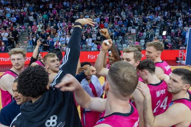 The Telekom Baskets Bonn team celebrates victory against MLP Academics Heidelberg Telekom Baskets Bonn vs MLP Academics Heidelberg, Basketball, easy Credit BBL, Matchday 29, 2024 2025, 20 04 2025 Telekom Baskets Bonn vs MLP Academics Heidelberg, Basketball, easy Credit BBL, Matchday 29, 2024 2025, 20 04 2025 Bonn Copyright: xEibner-Pressefoto GerhardxWingenderx EP_GWR