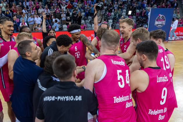 The Telekom Baskets Bonn team celebrates victory against MLP Academics Heidelberg Telekom Baskets Bonn vs MLP Academics Heidelberg, Basketball, easy Credit BBL, Matchday 29, 2024 2025, 20 04 2025 Telekom Baskets Bonn vs MLP Academics Heidelberg, Basketball, easy Credit BBL, Matchday 29, 2024 2025, 20 04 2025 Bonn Copyright: xEibner-Pressefoto GerhardxWingenderx EP_GWR