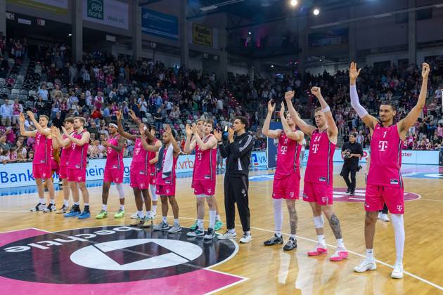 The Telekom Baskets Bonn team celebrates the victory against MLP Academics Heidelberg with the fans Telekom Baskets Bonn vs MLP Academics Heidelberg, Basketball, easy Credit BBL, Matchday 29, 2024 2025, 20 04 2025 Telekom Baskets Bonn vs MLP Academics Heidelberg, Basketball, easy Credit BBL, Matchday 29, 2024 2025, 20 04 2025 Bonn Copyright: xEibner-Pressefoto GerhardxWingenderx EP_GWR