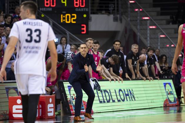 Head Coach Marko STANKOVIC BON, mi cheering on his players, clapping, gesture final score 85 80, Basketball 1 Bundesliga Telekom Baskets Bonn MLP Academic Heidelberg BON vs HDB Main Round 29 Matchday, at T E L E K O M D O M E, on 20 04 2025 Â