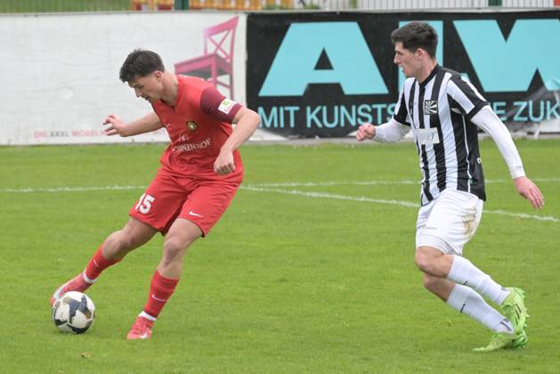 Antonis Aidonis SG Sonnenhof Großaspach, 15 in duel with Yannick Spaet FC 08 Villingen II, 11 FC 08 Villingen II vs SG Sonnenhof Großaspach, Football, Oberliga Baden Wuerttemberg, Matchday 28, Season 2024 2025, 20 04 2025 FC 08 Villingen II vs SG Sonnenhof Großaspach , Football, Oberliga Baden Wuerttemberg, Matchday 28 , Season 2024 2025 , 20 04 2025 Villingen Copyright: xEibner-Pressefotox TobiasxBaurx EP_TBR