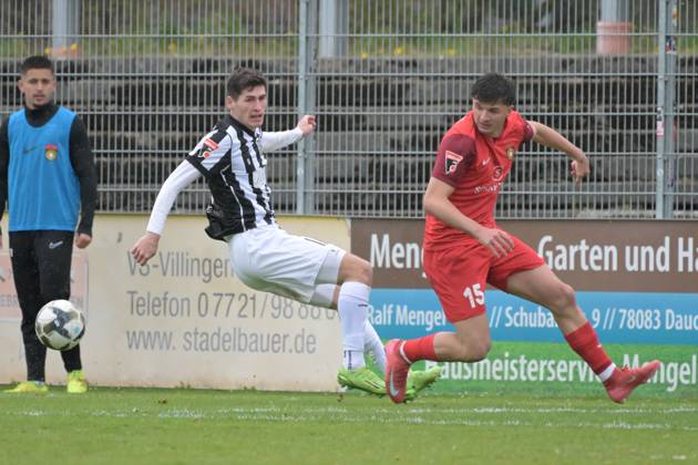 Antonis Aidonis SG Sonnenhof Großaspach, 15 in duel with Yannick Spaet FC 08 Villingen II, 11 FC 08 Villingen II vs SG Sonnenhof Großaspach, Football, Oberliga Baden Wuerttemberg, Matchday 28, Season 2024 2025, 20 04 2025 FC 08 Villingen II vs SG Sonnenhof Großaspach , Football, Oberliga Baden Wuerttemberg, Matchday 28 , Season 2024 2025 , 20 04 2025 Villingen Copyright: xEibner-Pressefotox TobiasxBaurx EP_TBR