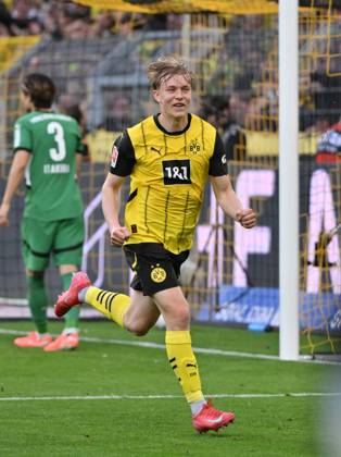 Cheers Daniel Svensson Borussia Dortmund 20 04 2025, Football 1 Bundesliga, Matchday 30, Season 2024 2025 Borussia Dortmund Borussia Mönchengladbach 3 2 Photo Maik Hölter Team2 DFL regulations prohibit any use of photographs as image sequences and or quasi video Dortmund Signal Iduna Park Nordrhein Westfalen Germany Team2