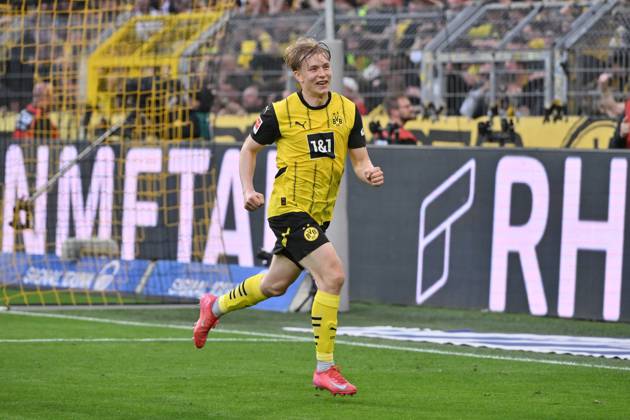 Cheers Daniel Svensson Borussia Dortmund 20 04 2025, Football 1 Bundesliga, Matchday 30, Season 2024 2025 Borussia Dortmund Borussia Mönchengladbach 3 2 Photo Maik Hölter Team2 DFL regulations prohibit any use of photographs as image sequences and or quasi video Dortmund Signal Iduna Park Nordrhein Westfalen Germany Team2