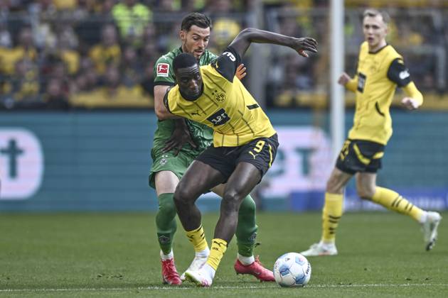 v li in duel Joe Scally Moenchengladbach 29 Serhou Guirassy Dortmund 9 20 04 2025 Soccer Borussia Dortmund vs Borussia Moenchengladbach, Signal Iduna Park, Dortmund, DFB DFL REGULATIONS PROHIBIT ANY USE OF PHOTOGRAPHS AS IMAGE SEQUENCES AND OR QUASI VIDEO Copyright: xpepphotox xHorstxMauelshagenx pep00321, pep_20250420_hm_9255