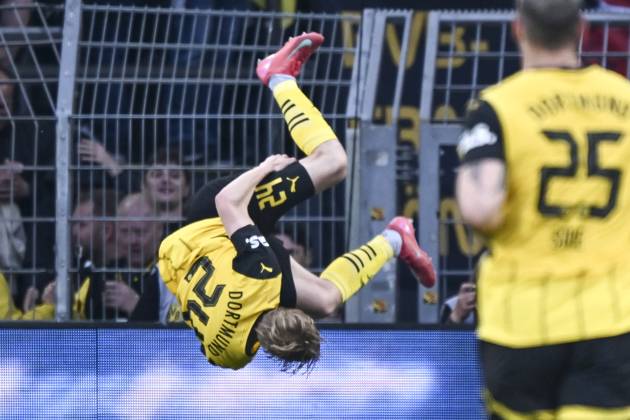 Daniel Svensson Dortmund 24 celebrates after scoring the 3 1 goal with a somersault 20 04 2025 Football Borussia Dortmund vs Borussia Moenchengladbach, Signal Iduna Park, Dortmund, DFB DFL REGULATIONS PROHIBIT ANY USE OF PHOTOGRAPHS AS IMAGE SEQUENCES AND OR QUASI VIDEO Copyright: xpepphotox xHorstxMauelshagenx pep00321, pep_20250420_hm_10393