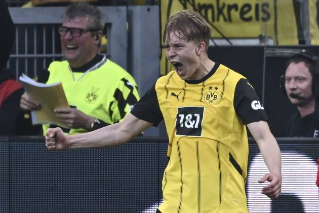 Daniel Svensson Dortmund 24 cheers after scoring 3 1 20 04 2025 Soccer Borussia Dortmund vs Borussia Moenchengladbach, Signal Iduna Park, Dortmund, DFB DFL REGULATIONS PROHIBIT ANY USE OF PHOTOGRAPHS AS IMAGE SEQUENCES AND OR QUASI VIDEO Copyright: xpepphotox xHorstxMauelshagenx pep00321, pep_20250420_hm_10420
