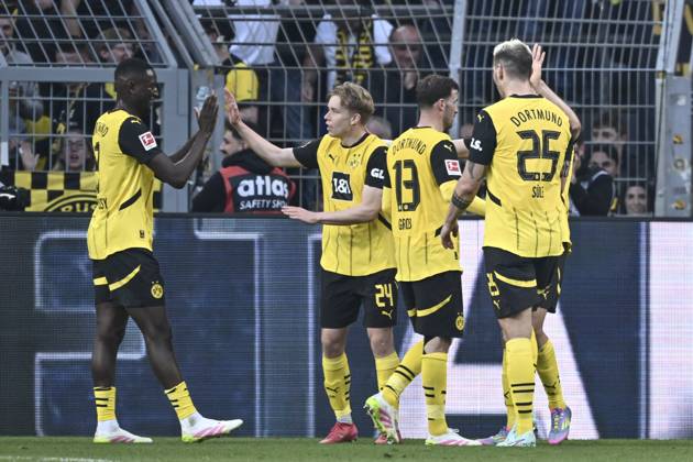 Daniel Svensson Dortmund 24 celebrates after scoring the 3 1 goal with Serhou Guirassy Dortmund 9 20 04 2025 Football Borussia Dortmund vs Borussia Moenchengladbach, Signal Iduna Park, Dortmund, DFB DFL REGULATIONS PROHIBIT ANY USE OF PHOTOGRAPHS AS IMAGE SEQUENCES AND OR QUASI VIDEO Copyright: xpepphotox xHorstxMauelshagenx pep00321, pep_20250420_hm_10480