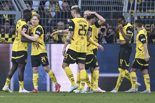 Daniel Svensson Dortmund 24 celebrates after scoring the 3 1 goal with Serhou Guirassy Dortmund 9 20 04 2025 Football Borussia Dortmund vs Borussia Moenchengladbach, Signal Iduna Park, Dortmund, DFB DFL REGULATIONS PROHIBIT ANY USE OF PHOTOGRAPHS AS IMAGE SEQUENCES AND OR QUASI VIDEO Copyright: xpepphotox xHorstxMauelshagenx pep00321, pep_20250420_hm_10481