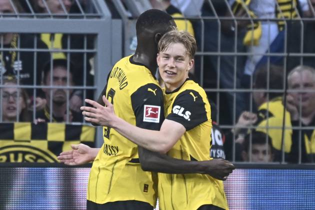 Daniel Svensson Dortmund 24 celebrates after scoring the 3 1 goal with Serhou Guirassy Dortmund 9 20 04 2025 Football Borussia Dortmund vs Borussia Moenchengladbach, Signal Iduna Park, Dortmund, DFB DFL REGULATIONS PROHIBIT ANY USE OF PHOTOGRAPHS AS IMAGE SEQUENCES AND OR QUASI VIDEO Copyright: xpepphotox xHorstxMauelshagenx pep00321, pep_20250420_hm_10483
