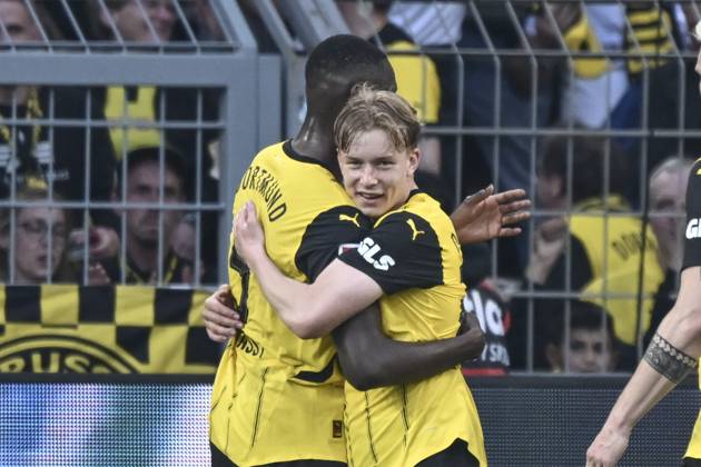 Daniel Svensson Dortmund 24 celebrates after scoring the 3 1 goal with Serhou Guirassy Dortmund 9 20 04 2025 Football Borussia Dortmund vs Borussia Moenchengladbach, Signal Iduna Park, Dortmund, DFB DFL REGULATIONS PROHIBIT ANY USE OF PHOTOGRAPHS AS IMAGE SEQUENCES AND OR QUASI VIDEO Copyright: xpepphotox xHorstxMauelshagenx pep00321, pep_20250420_hm_10486