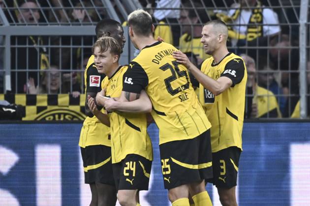 Daniel Svensson Dortmund 24 cheers with the team after scoring the 3 1 goal 20 04 2025 Soccer Borussia Dortmund vs Borussia Moenchengladbach, Signal Iduna Park, Dortmund, DFB DFL REGULATIONS PROHIBIT ANY USE OF PHOTOGRAPHS AS IMAGE SEQUENCES AND OR QUASI VIDEO Copyright: xpepphotox xHorstxMauelshagenx pep00321, pep_20250420_hm_10498