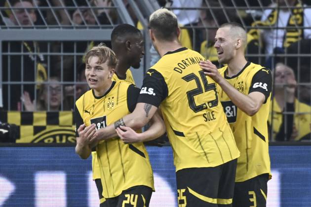 Daniel Svensson Dortmund 24 cheers with the team after scoring the 3 1 goal 20 04 2025 Soccer Borussia Dortmund vs Borussia Moenchengladbach, Signal Iduna Park, Dortmund, DFB DFL REGULATIONS PROHIBIT ANY USE OF PHOTOGRAPHS AS IMAGE SEQUENCES AND OR QUASI VIDEO Copyright: xpepphotox xHorstxMauelshagenx pep00321, pep_20250420_hm_10503