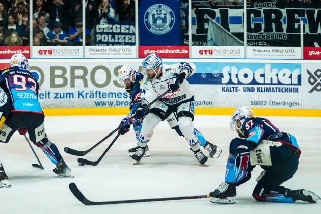 Battle for the puck duel between Philipp Mass Towerstars Ravensburg, 25 and Tomas Sykora Dresdner Eisloewen, 74 , GER, Ravensburg Towerstars vs Dresdner Eisloewen, Ice Hockey, DEL2, Season 2024 2025, Playoff Final Game 3, 21 04 25 GER, Ravensburg Towerstars vs Dresdner Eisloewen, Ice Hockey, DEL2, Season 2024 2025, Playoff Final Game 3, 21 04 25 Ravenburg Copyright: xEibner-Pressefoto MaximilianxRisx EP_MRT