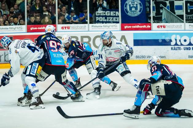 Battle for the puck duel between Philipp Mass Towerstars Ravensburg, 25 and Tomas Sykora Dresdner Eisloewen, 74 , GER, Ravensburg Towerstars vs Dresdner Eisloewen, Ice Hockey, DEL2, Season 2024 2025, Playoff Final Game 3, 21 04 25 GER, Ravensburg Towerstars vs Dresdner Eisloewen, Ice Hockey, DEL2, Season 2024 2025, Playoff Final Game 3, 21 04 25 Ravenburg Copyright: xEibner-Pressefoto MaximilianxRisx EP_MRT
