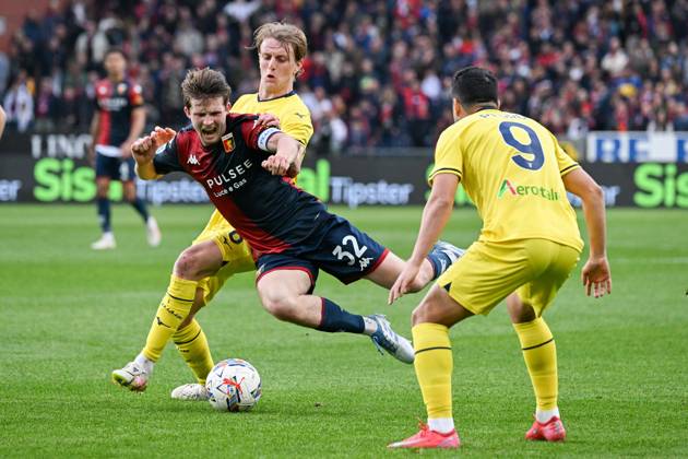 Genoa™s Morten Frendrup fights for the ball with Lazio™s Nicolo Rovella during the Serie A soccer match between Genoa and Lazio at the Luigi Ferraris Stadium in Genoa, Italy - Wednesday, April 23, 2025. - Soccer . Copyright: xTanoxPecoraro LaPressex
