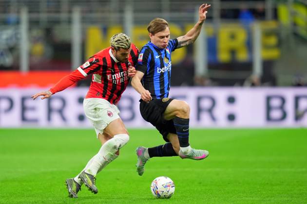 Inter MilanÕs Nicolo Barella fights for the ball with AC MilanÕs Theo Hernandez during the Italy Cup Frecciarossa soccer match between Inter and Milan at San Siro Stadium in Milan , North Italy - Wednesday April 23 , 2025 . - Soccer .  Copyright: xSpada LaPressex