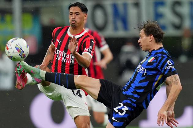 Inter MilanÕs Nicolo Barella fights for the ball with AC Milan s Tijjani Reijnders during the Italy Cup Frecciarossa soccer match between Inter and Milan at San Siro Stadium in Milan , North Italy - Wednesday April 23 , 2025 . - Soccer .  Copyright: xSpada LaPressex