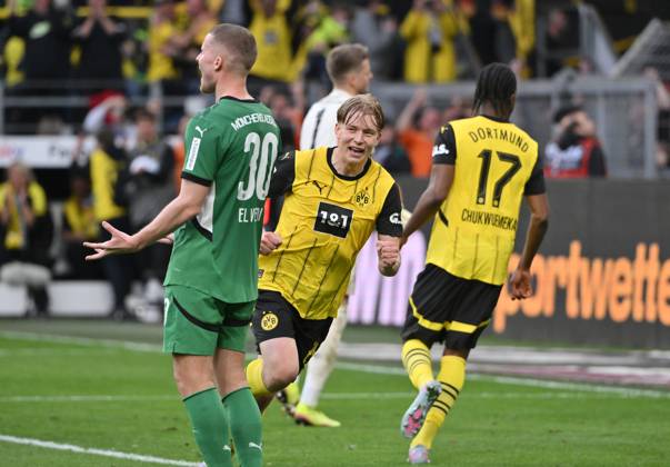 Cheers 3 1 Daniel Svensson Borussia Dortmund 20 04 2025, Football 1 Bundesliga, 30 Matchday, Season 2024 2025 Borussia Dortmund Borussia Mönchengladbach 3 2 Photo Maik Hölter Team2 DFL regulations prohibit any use of photographs as image sequences and or quasi video Dortmund Signal Iduna Park Nordrhein Westfalen Germany Team2