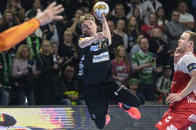 in the picture from l Nils Lichtlein Fuechse Berlin, 17 , duel, action, fight, fights for the ball, GER, Berlin, handball, Fuechse Berlin vs Aalborg Handbold, HF Champions League, in the Max Schmeling Halle, 24 04 2025, Copyright: HMBxMedia UwexKoch