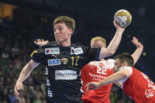 in the picture from l Nils Lichtlein Fuechse Berlin, 17 , goes for goal, duel, action, fight, fights for the ball, GER, Berlin, handball, Fuechse Berlin vs Aalborg Handbold, HF Champions League, in the Max Schmeling Halle, 24 04 2025, Copyright: HMBxMedia UwexKoch