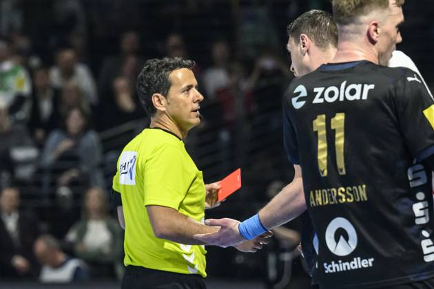 in the picture from l Mijajlo Marsenic Fuechse Berlin, 93 , gets, sees red, GER, Berlin, Handball, Fuechse Berlin vs Aalborg Handbold, HF Champions League, in the Max Schmeling Halle, 24 04 2025, Copyright: HMBxMedia UwexKoch