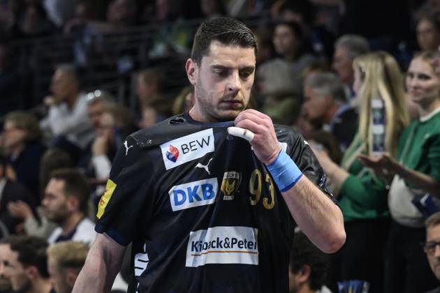 in the picture from l Mijajlo Marsenic Fuechse Berlin, 93 , gets, sees red, GER, Berlin, Handball, Fuechse Berlin vs Aalborg Handbold, HF Champions League, in the Max Schmeling Halle, 24 04 2025, Copyright: HMBxMedia UwexKoch