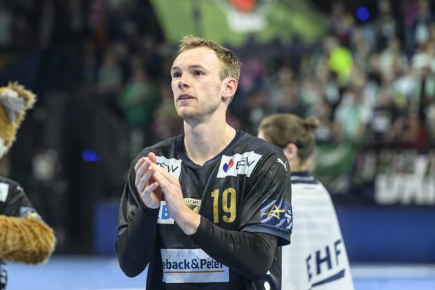 in the picture from l Mathias Gidsel Fuechse Berlin, 19 , victory, jubilation, joy, enthusiasm, celebrates, GER, Berlin, handball, Fuechse Berlin vs Aalborg Handbold, HF Champions League, in the Max Schmeling Halle, 24 04 2025, Copyright: HMBxMedia UwexKoch