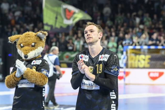 in the picture from l Mathias Gidsel Fuechse Berlin, 19 , victory, jubilation, joy, enthusiasm, celebrates, GER, Berlin, handball, Fuechse Berlin vs Aalborg Handbold, HF Champions League, in the Max Schmeling Halle, 24 04 2025, Copyright: HMBxMedia UwexKoch