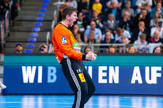 Simon Gade TSV Hannover Burgdorf, No. 16 v l , TSV Hannover Burgdorf white against TBV Lemgo Lippe blue on matchday 27 of the 2024 2025 season in the DAIKIN Handball Bundesliga 25 04 2025, ZAG Arena Hannover, GER , Copyright: xJanxGuentherx xTSVxHannover-Burgdorfx